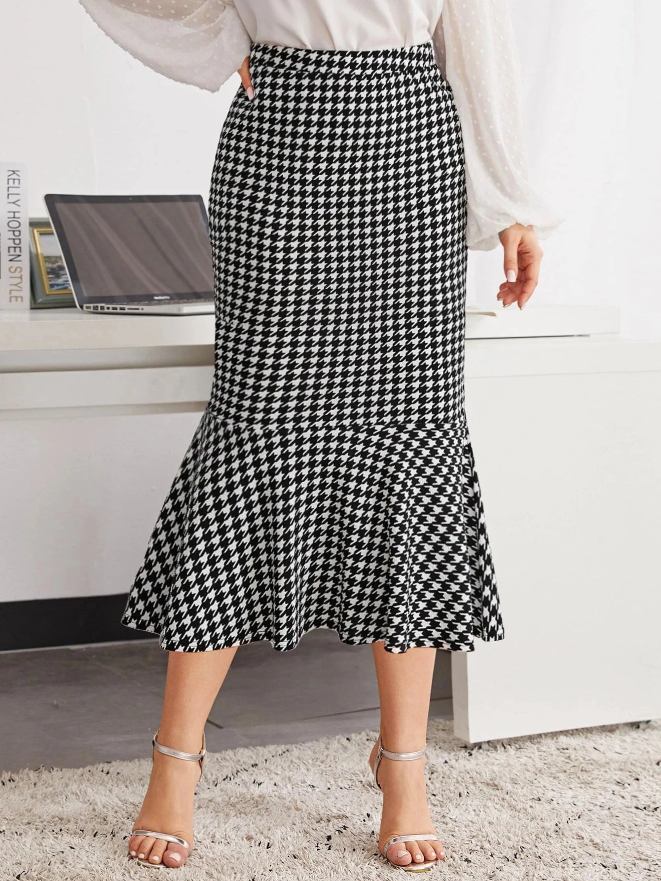 Sorelle Women's ruffled hem houndstooth long skirt