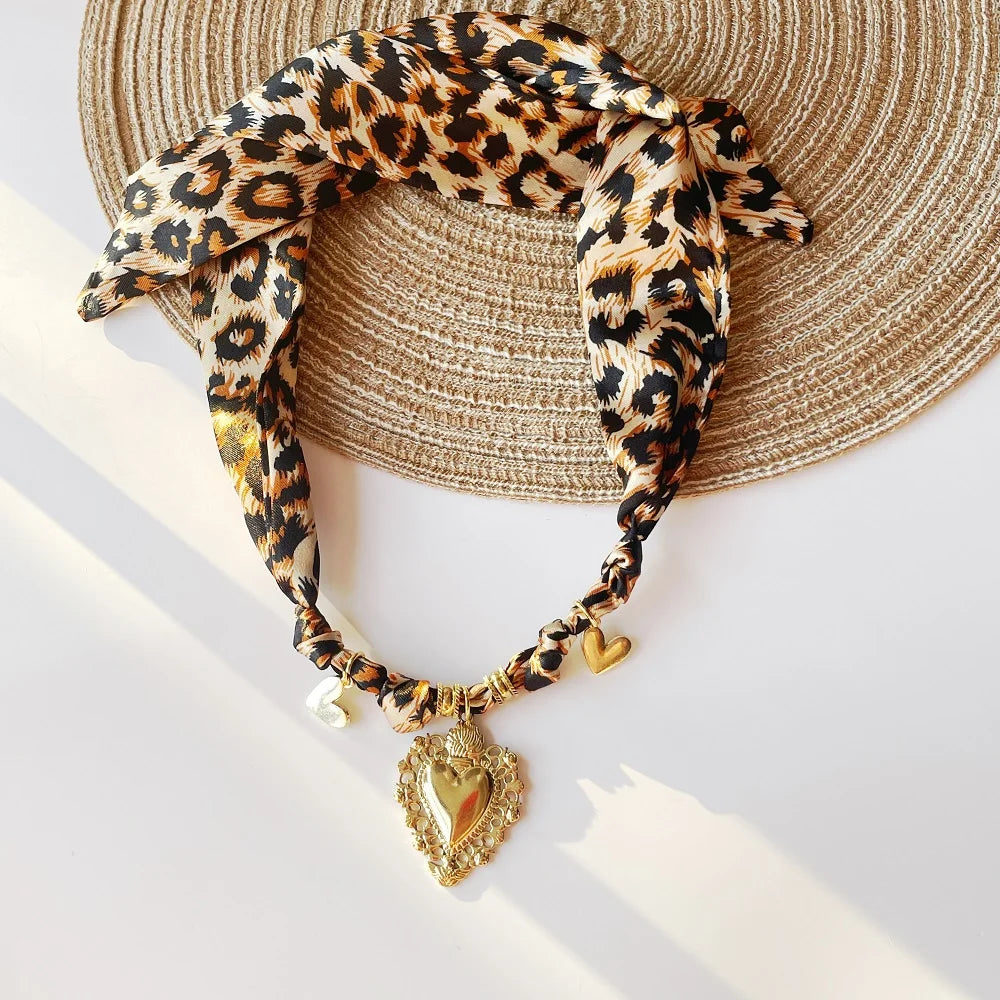 Noelie Women’s scarf charm necklace