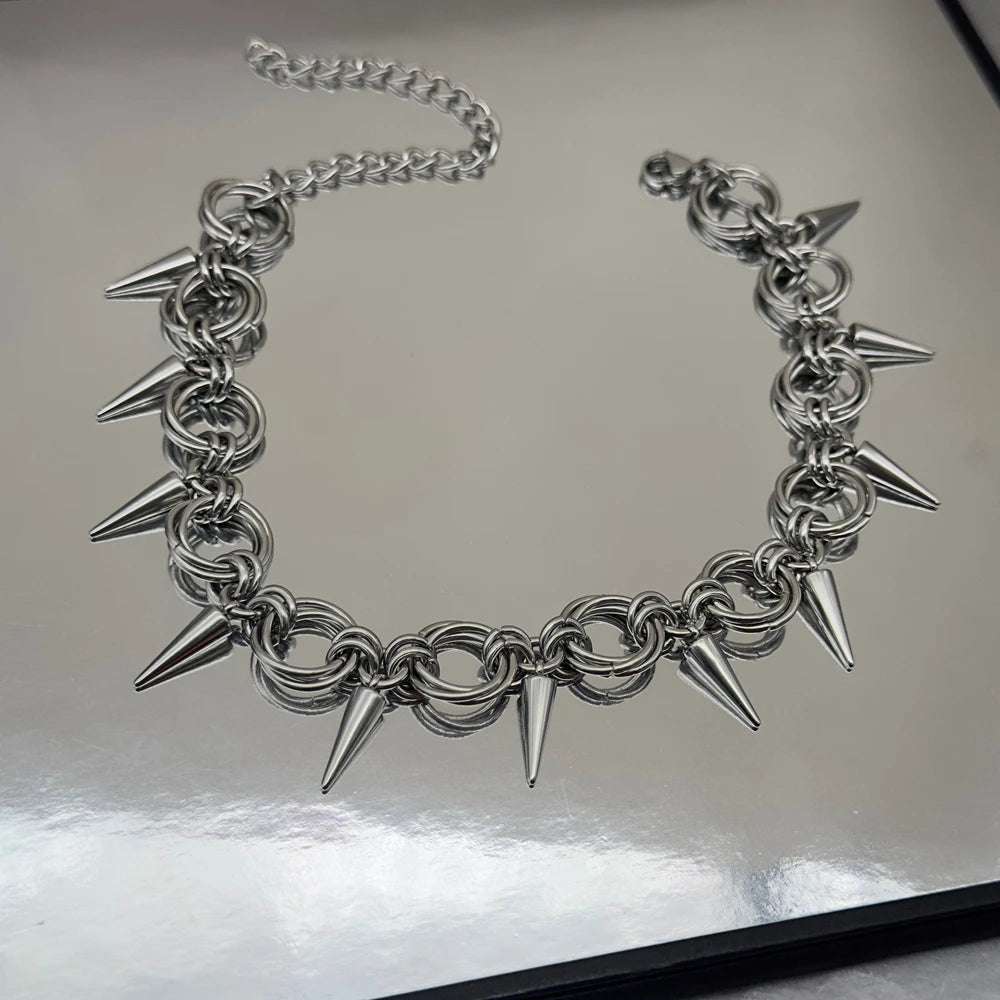 Nocturne Unisex multiloop spike choker